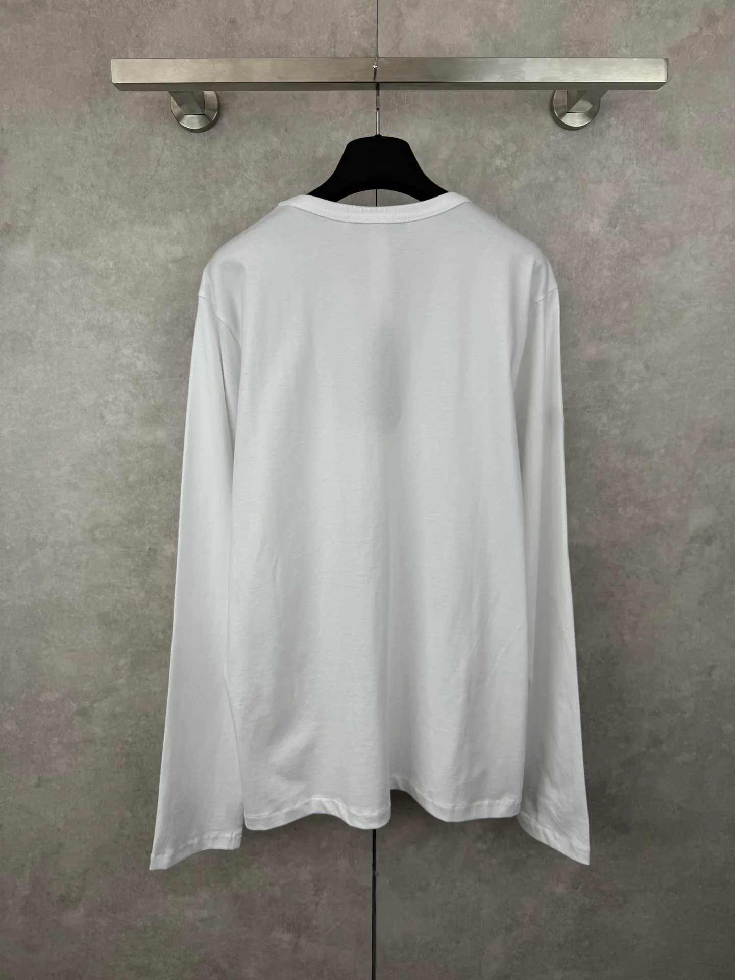 P270 Chrome Heart Chrome Heart's new Sanskrit embroidered letters limited-print long-sleeved SIZE S/M/L. Selected pure cotton fabric, washed at high temperature to shape before cutting. The finished product is washed softly. It feels skin-friendly and cotton-soft, with natural drape. There are Sanskrit prints on the collar, sleeves and arms, and chest pockets on the front. It is classic and elegant. Complete with three labels, the same style for men and women.